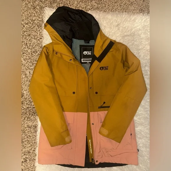 Women’s ski kit complete w/ gently used jacket, pants, leggings, gloves & bag! - Picture 15 of 17